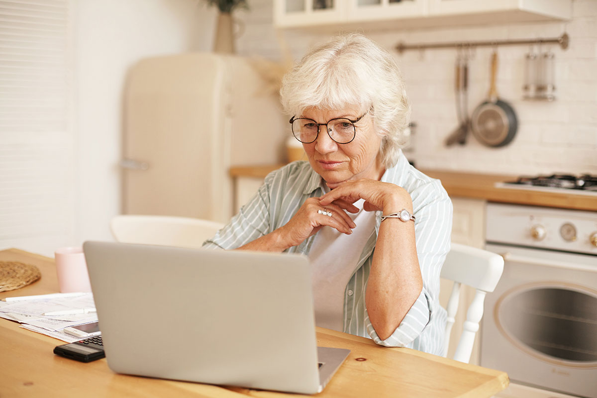 vrouw kijkt op laptop