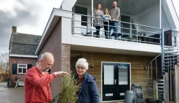 huis met op begane grond senioren en boven dochter