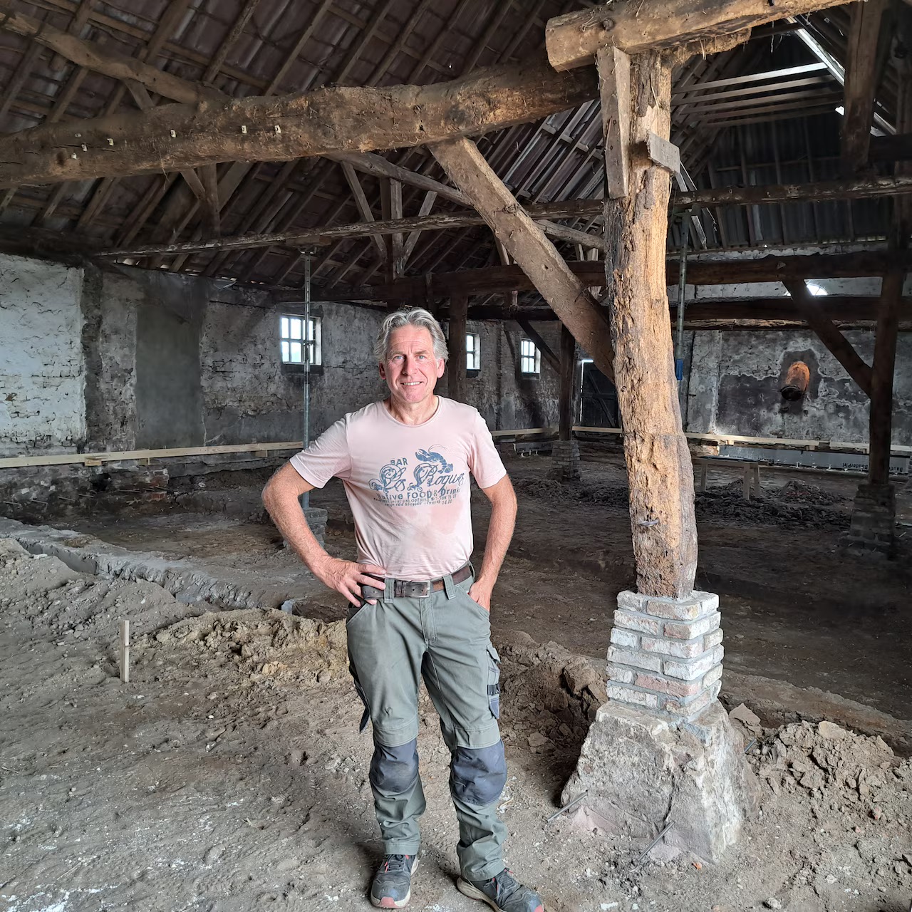 Jan Roijakkers in de voormalige koeienstal van de oude boerderij van zijn opa. Hij gaat hier deels zelf drie woningen in bouwen, voor zichzelf en zijn vrouw en voor zijn twee kinderen.Bron rechtenvrij